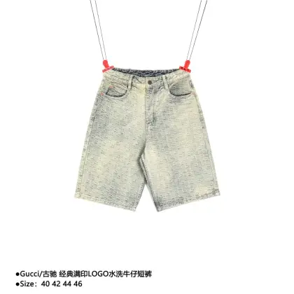 Gucci/古驰 经典满印LOGO水洗牛仔短裤 G家年度力作也是今年为止做的最牛逼的牛仔短裤,重度水洗工艺,暗藏玄机的细节非常多,这次主推的裤子无论是版型还是上身都太完美,比伯以及欧阳娜娜等众多上身,从整体到口袋扣子的五金的每一个细节,都是一点一点去抠,毫不夸张的说做一条牛仔裤,不如去做20件短袖的时间,面料采用12.2盎司上等牛仔布,牛仔只有到了12盎司以上才有牛仔独特的高端质感,水洗数次打样非常满意,裤子破坏内里采用白色纯棉斜纹布,口袋布工艺同上,全套定制辅料完美还原ZP细节,重磅单品,代购版本! 款式编号:CC-56056056024